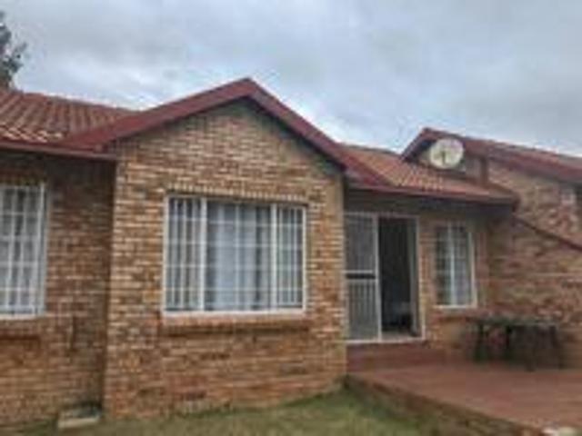 Townhouse for sale in Waterkloof, Gauteng