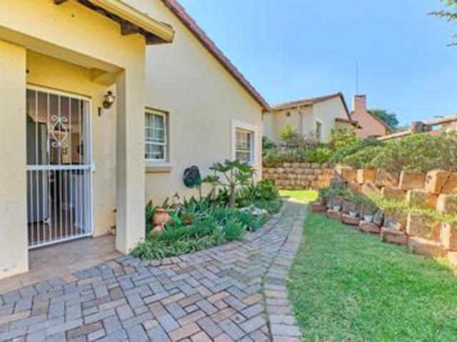 Townhouse for rent in Carenvale, Roodepoort
