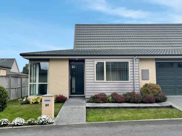 Townhouse for rent in Chaslands, Canterbury