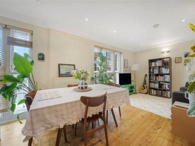 Apartment for sale in Cat Hill, England
