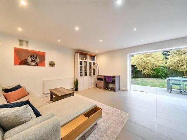 Apartment for sale in Cat Hill, England