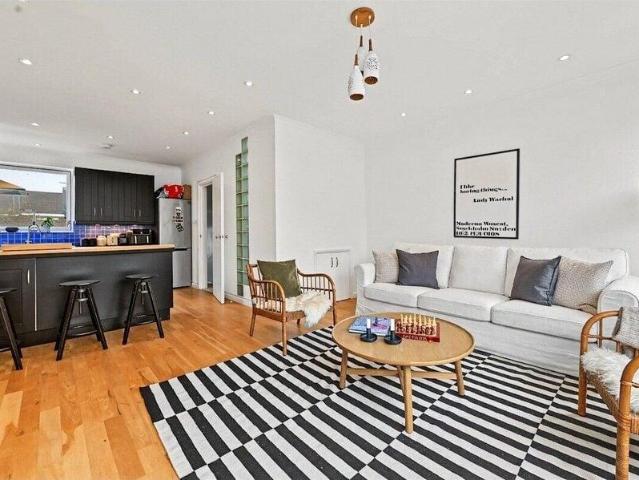 Apartment for sale in Cat Hill, England