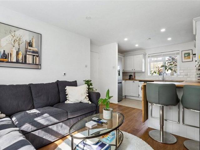 Apartment for sale in Cat Hill, England