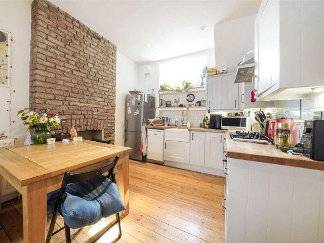 Apartment for sale in Cat Hill, England