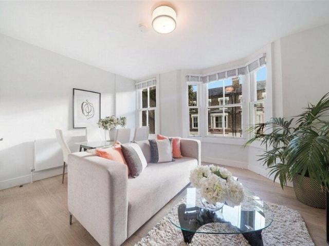 Apartment for sale in Cat Hill, England