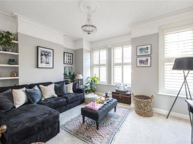 Apartment for sale in Cat Hill, England