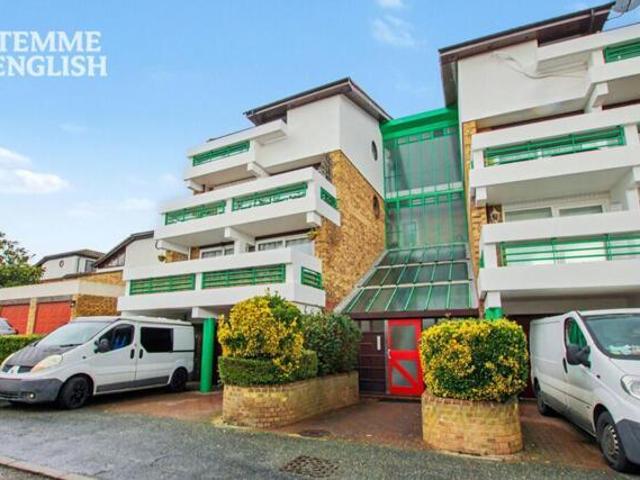 Apartment for sale in Vange, Essex
