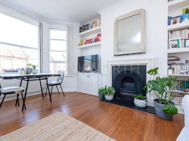Apartment for rent in Cat Hill, England