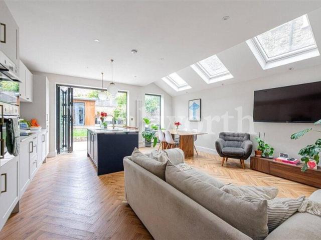 Apartment for sale in Cat Hill, England