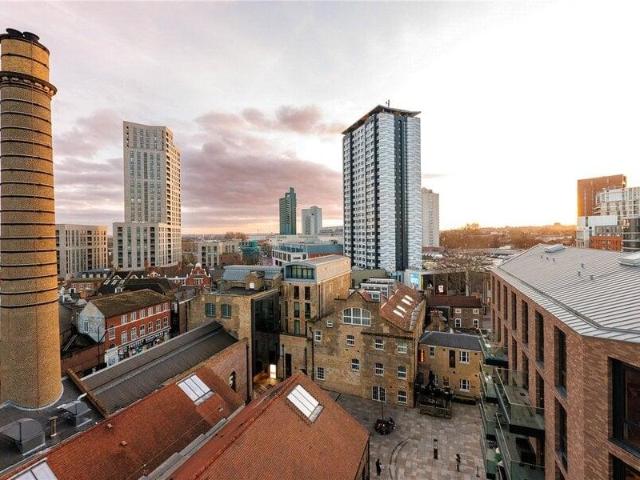 Apartment for sale in Cat Hill, England