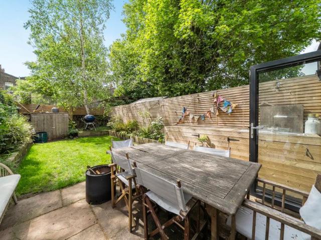 Apartment for sale in Cat Hill, England