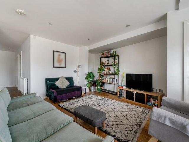 Apartment for sale in Cat Hill, England