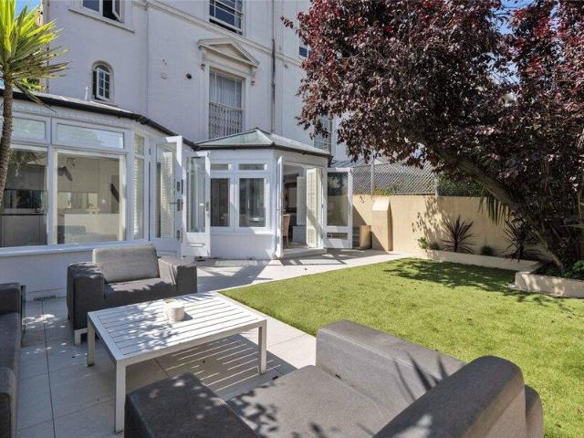 Apartment for sale in Cat Hill, England