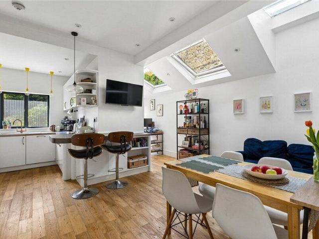 Apartment for sale in Cat Hill, England