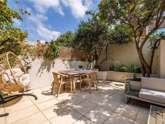 Apartment for sale in Cat Hill, England