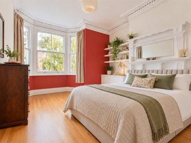 Apartment for sale in Cat Hill, England