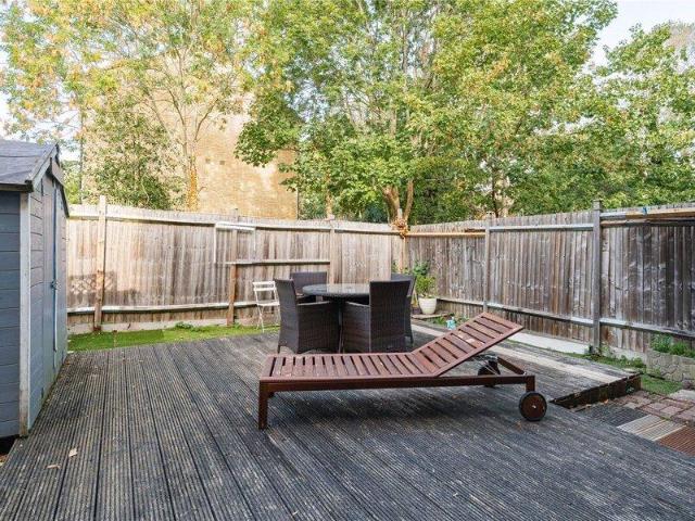 Apartment for sale in Cat Hill, England