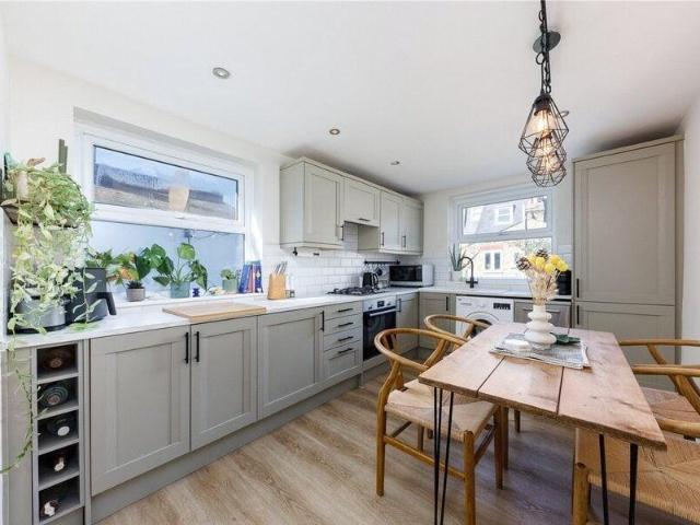 Apartment for sale in Cat Hill, England