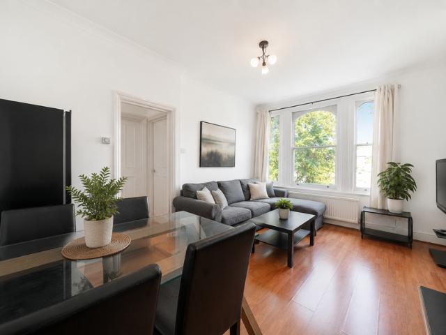 Apartment for sale in Cat Hill, England