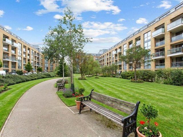 Apartment for sale in Cat Hill, England