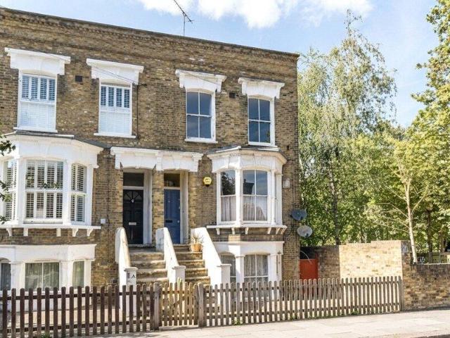 Apartment for sale in Cat Hill, England