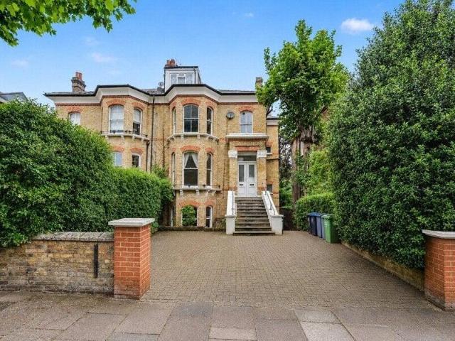 Apartment for sale in Cat Hill, England