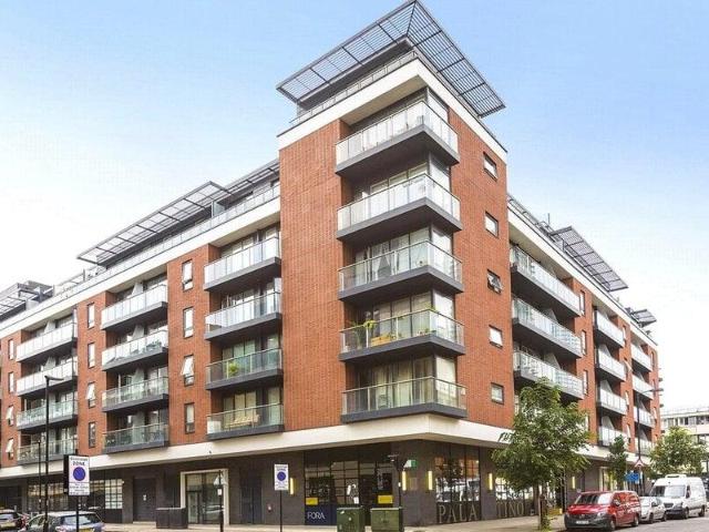 Apartment for sale in Cat Hill, England
