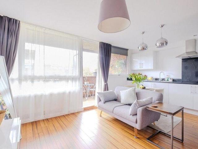 Apartment for sale in Cat Hill, England