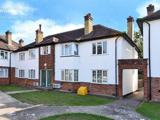 Apartment for sale in Cheam, Greater London