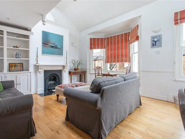 Apartment for sale in Cat Hill, England