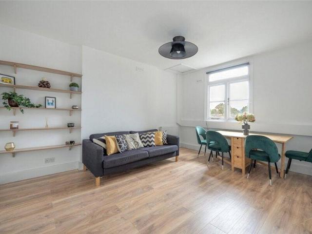 Apartment for sale in Cat Hill, England