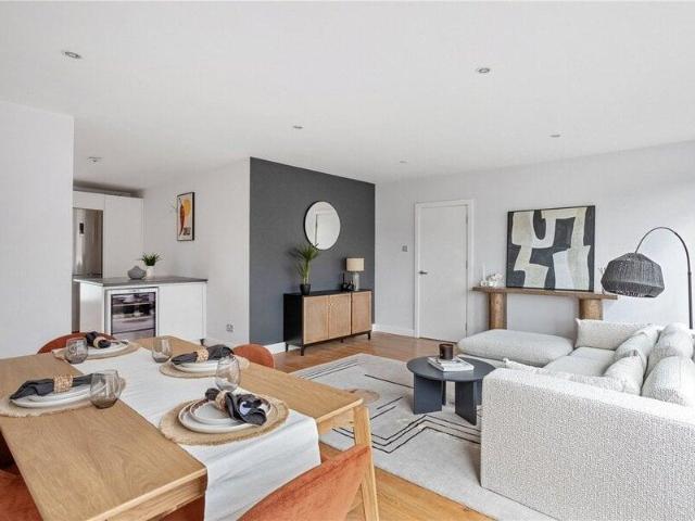 Apartment for sale in Cat Hill, England