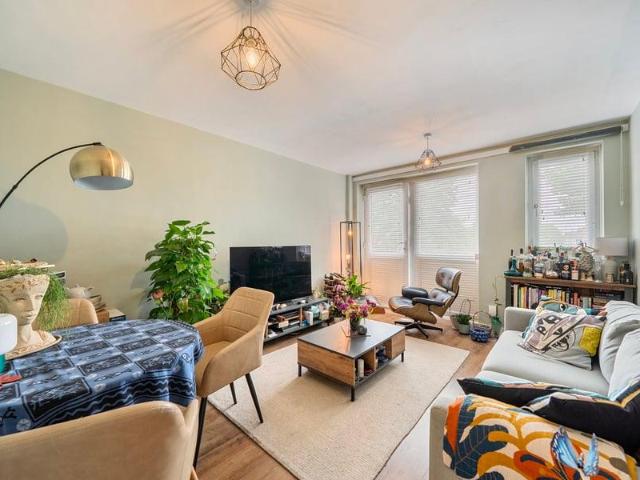 Apartment for sale in Cat Hill, England