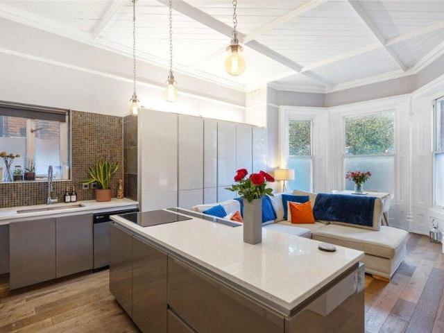 Apartment for sale in Cat Hill, England