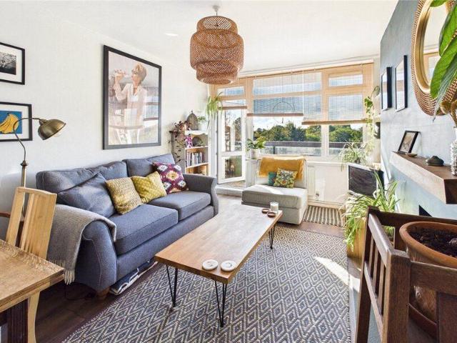 Apartment for sale in Cat Hill, England