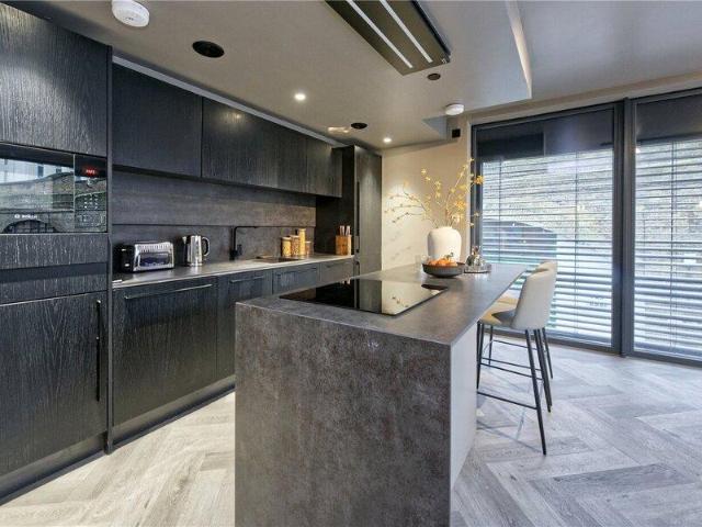 Apartment for sale in Cat Hill, England