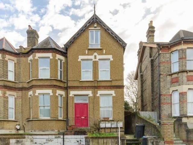 Apartment for sale in Croydon, Waddon