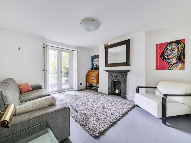Apartment for sale in Cat Hill, England