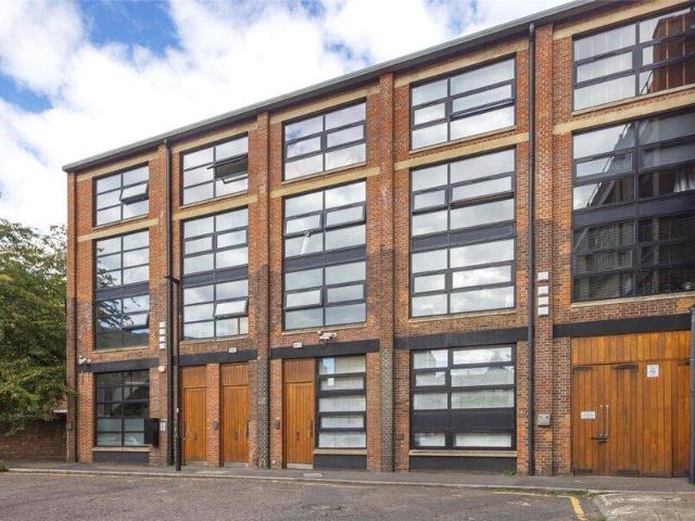 Apartment for sale in Cat Hill, England