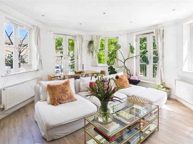 Apartment for sale in Cat Hill, England