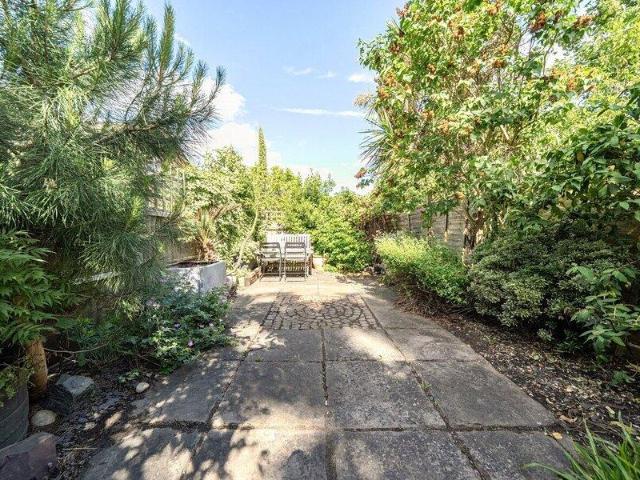Apartment for sale in Cat Hill, England