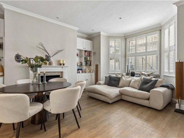 Apartment for sale in Cat Hill, England