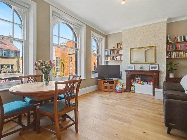 Apartment for sale in Cat Hill, England