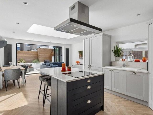 Apartment for sale in Cat Hill, England