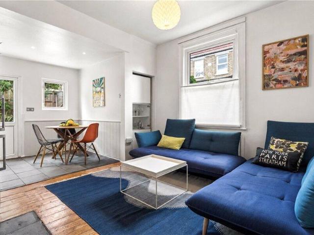Apartment for sale in Cat Hill, England