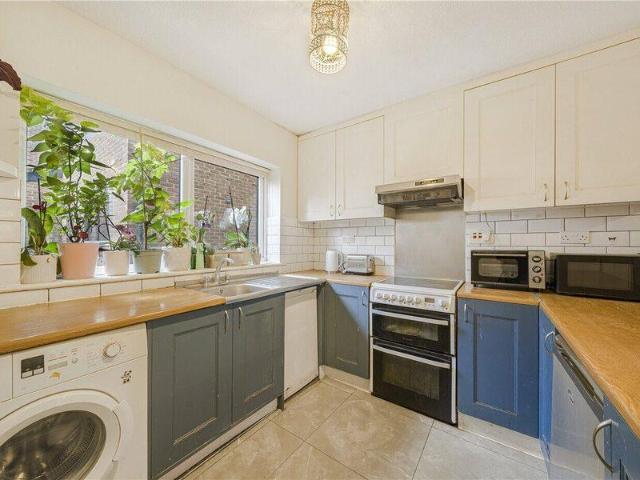 Apartment for sale in Cat Hill, England