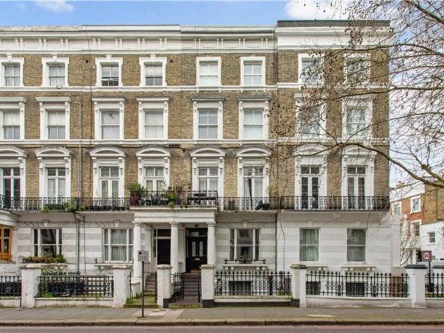 Apartment for sale in Cat Hill, England