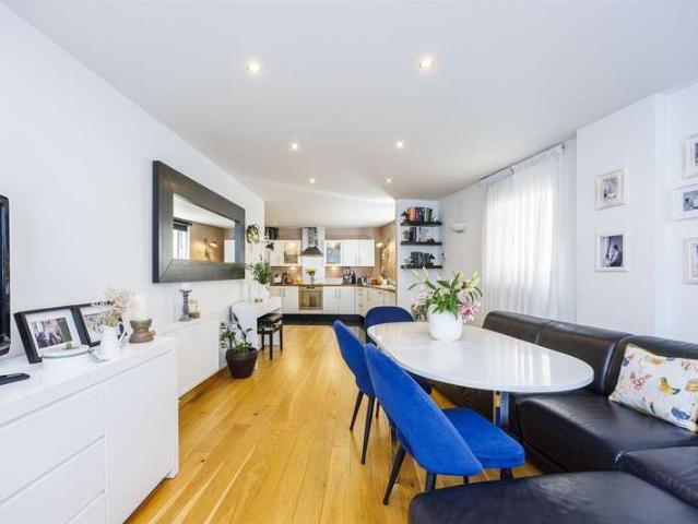 Apartment for sale in Canning Town, Greater London