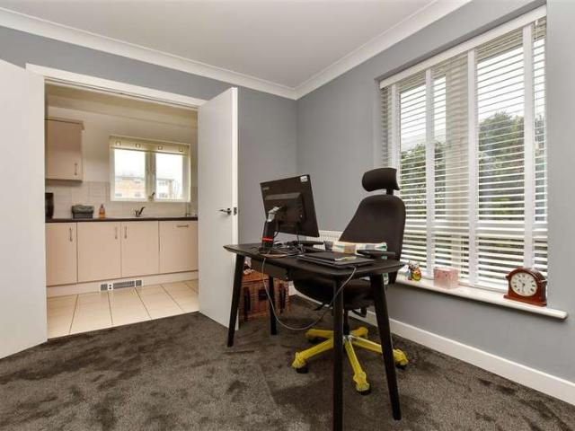 Apartment for sale in Caterham Valley, Hillview