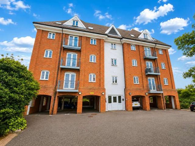 Apartment for sale in Hythe, Colchester